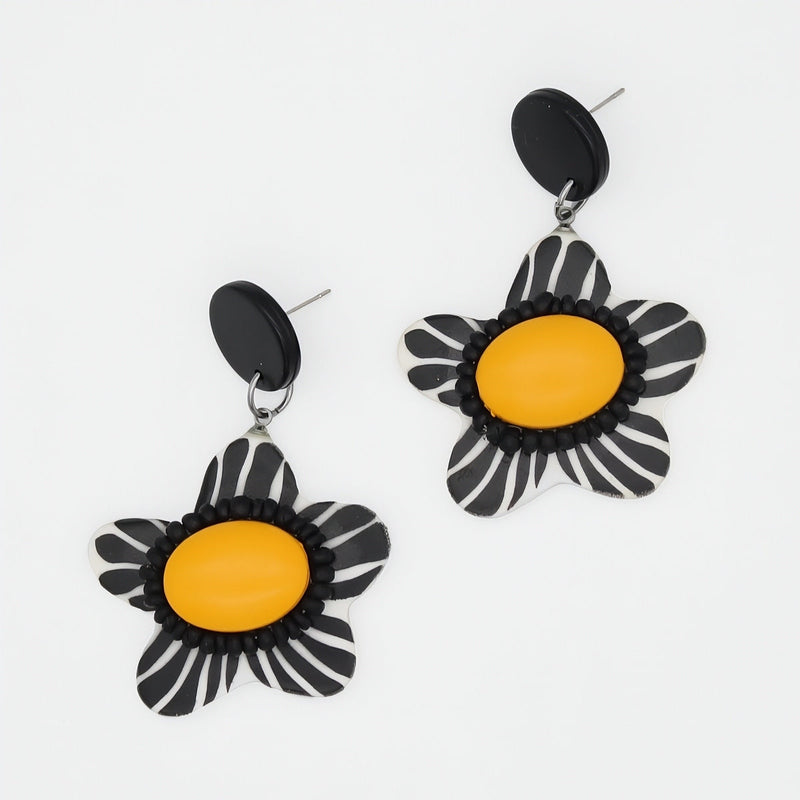 Bumble Blossom Daisy Earrings