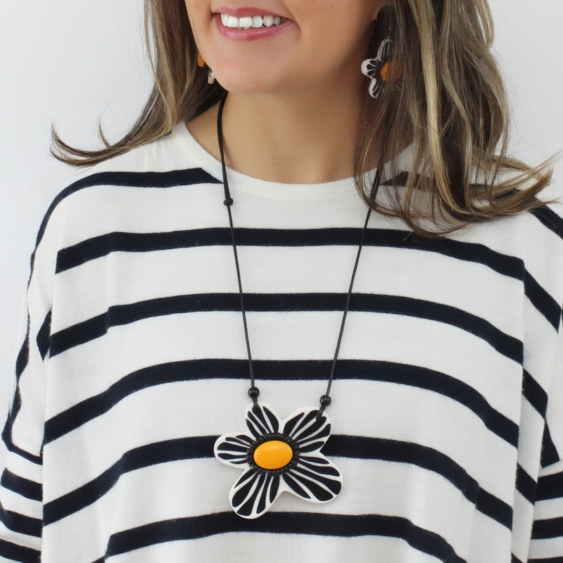 Bumble Blossom Daisy Pendant